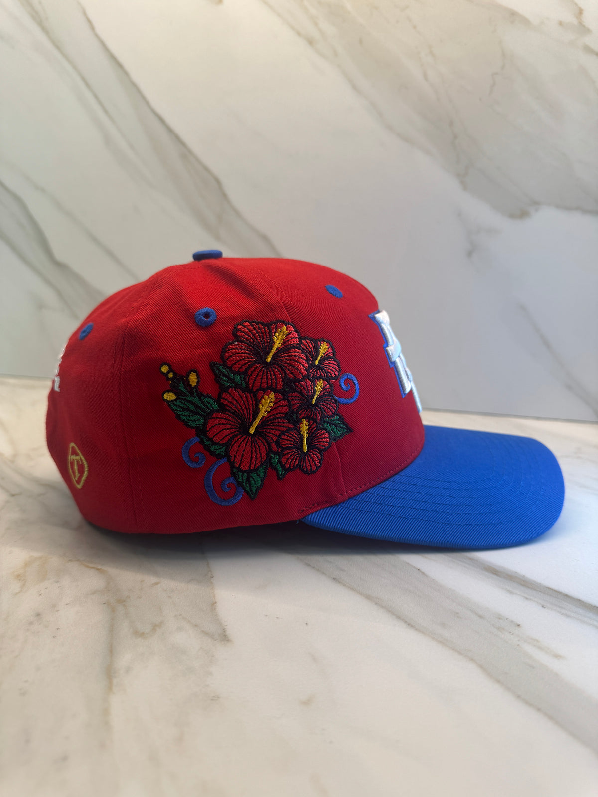 Classic PR curved brim cap with structured fit and breathable Peruvian cotto